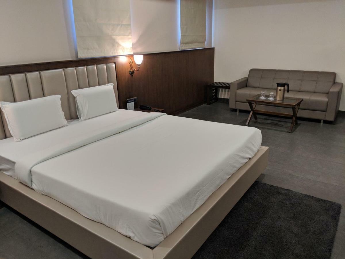 Hotel Avaante Ahmedabad Formerly Known As The Orchid Hotel エクステリア 写真